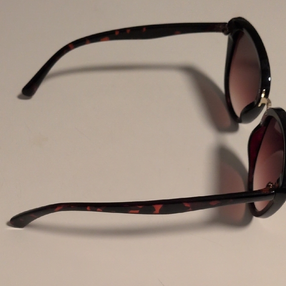 Stylish Black Sunglasses - Picture 5 of 9